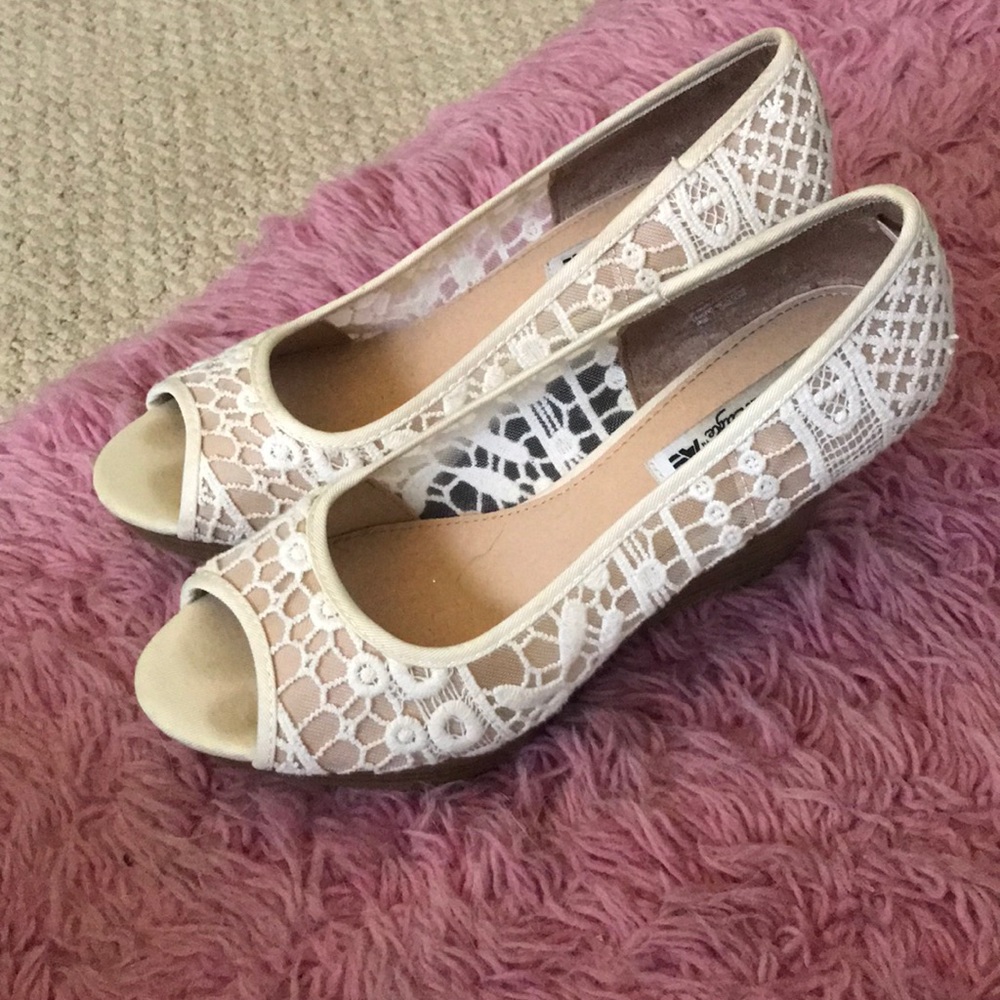 Lacy wedge